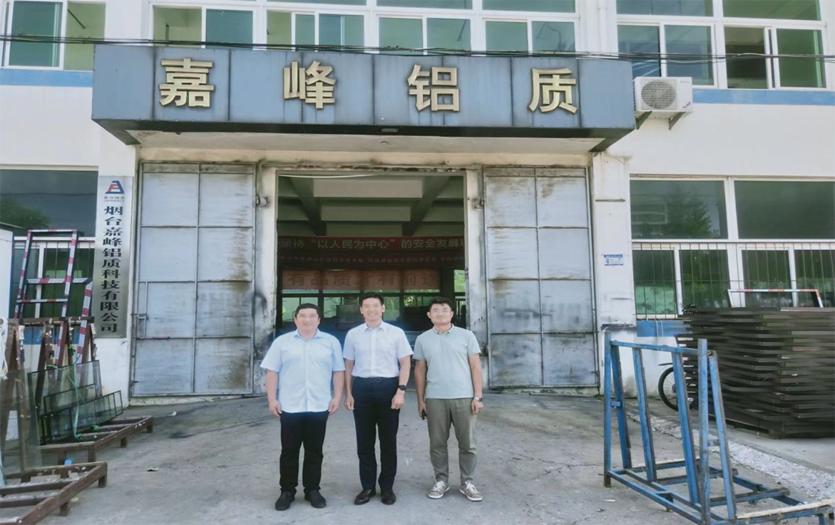 鋁門窗幕墻龍頭企業(yè)、煙臺(tái)民建科技總支部主委、飛龍集團(tuán)宋總蒞臨嘉峰鋁質(zhì)公司考察調(diào)研