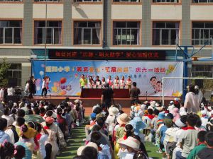 煙臺(tái)嘉峰鋁質(zhì)科技有限公司   回報(bào)社會(huì)給小學(xué)生們捐贈(zèng)圖書(shū)